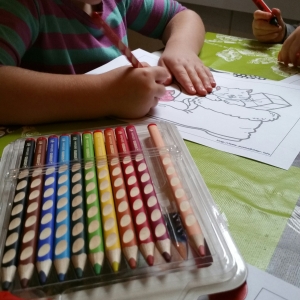 Die kreative perle malt für ihre Mama